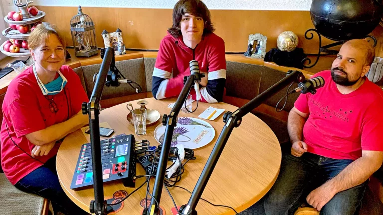 Susanne (l.) und Shabaz (r.) Malik, sowie der Schüler Japher Hölscher (17) (Foto: Marek Schirmer)