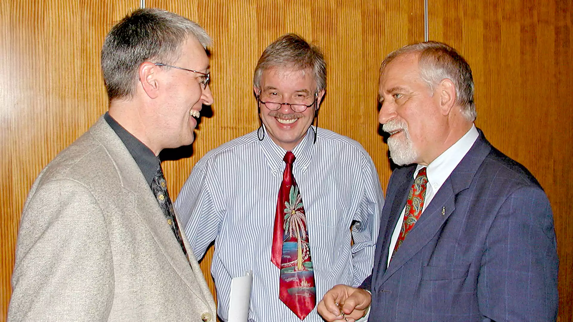 Leiter des RuhrstadtStudio Witten Dieter Pfarrer (l.), Moderator Michael Winkler im Gespräch mit dem Bürgermeister Klaus Lohmann. (Foto: Marek Schirmer)