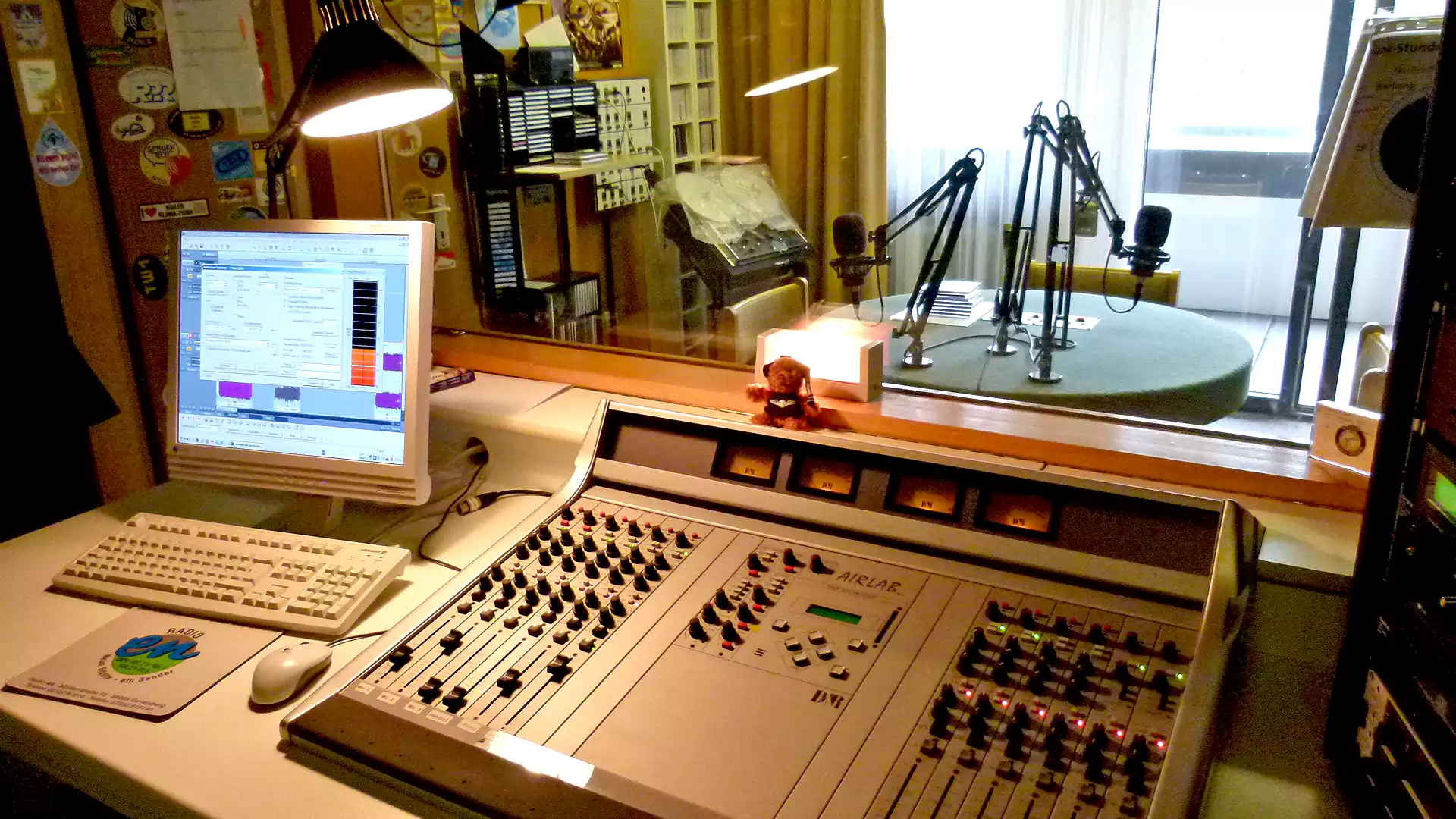 Die Bürgerfunk-Gruppe „Megaherz“ produzierte Radiosendungen mit Selbsthilfegruppen im RuhrstadtStudio Witten. Das Radiostudio im Evangelischen Krankenhause Witten wurde im April 2016 geschlossen. (Foto: Marek Schirmer)