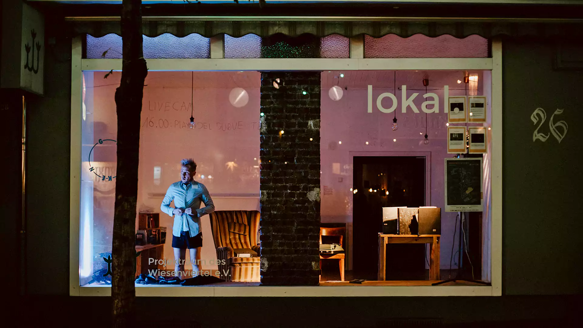 Während der Kunstanktion "Gedankengang" spielte Schauspieler Gabriel Schunck im Schaufenster des .Lokal des Wiesenviertel e.V. (Foto: Dana Schmidt)