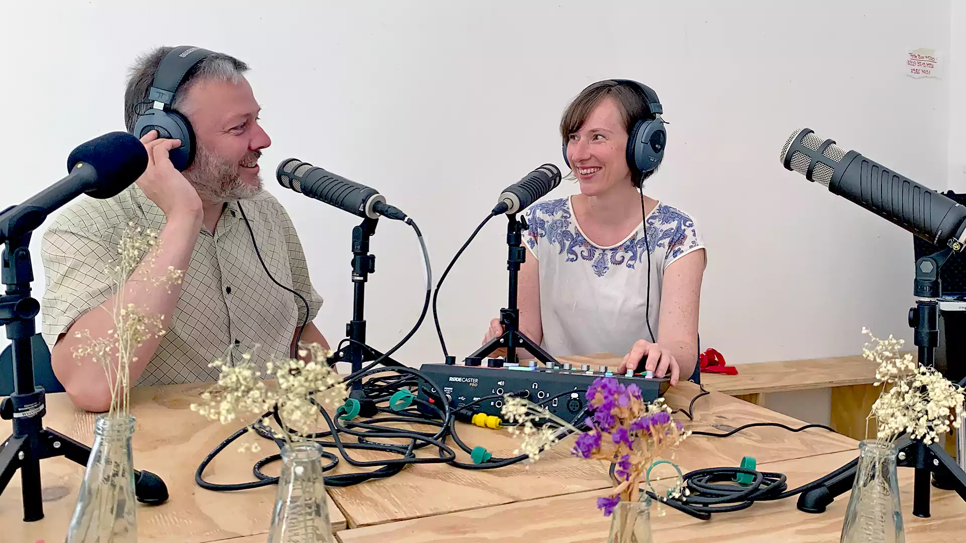 Marek Schirmer und Vera Moneke (r.) testen die neuen Podcast-Technik im Lokal des Wiesenviertel e.V. Das technische Equipment wurde gefördert von der Landesanstalt für Medien NRW und vom Quartierfonds im Rahmen des Innenstadterneuerungsprojektes „mitten@witten“. (Foto: Wiesenviertel e.V.)