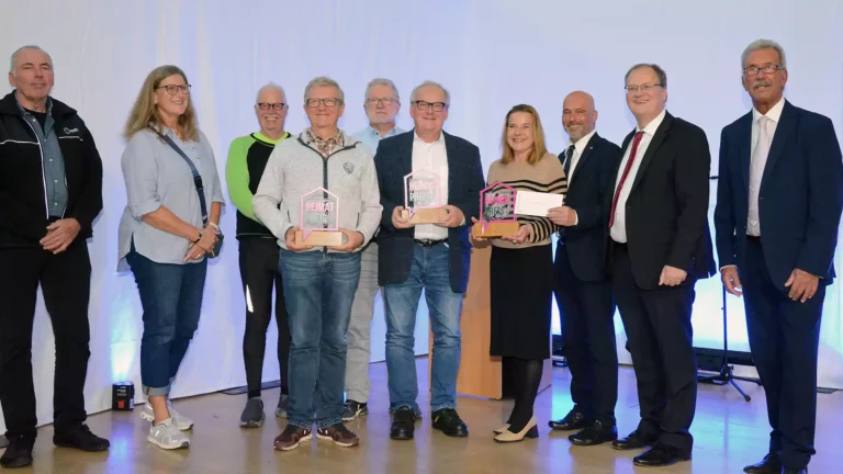 Robert Deden, Barbara Skubski, Gerd Isenberg, Bernd Lauenroth und Alfons Eilers (ADFC Ortsgruppe Hattingen) sowie Hannsjörg Frank (Arbeitsgruppe Muttenthalbahn e.V.) freuen sich mit Sabine Kelm-Schmidt, Jörg Obereiner, Olaf Schade und Klaus Krägeloh (v. l.) über die Auszeichnungen. (Foto: UvK/Ennepe-Ruhr-Kreis)