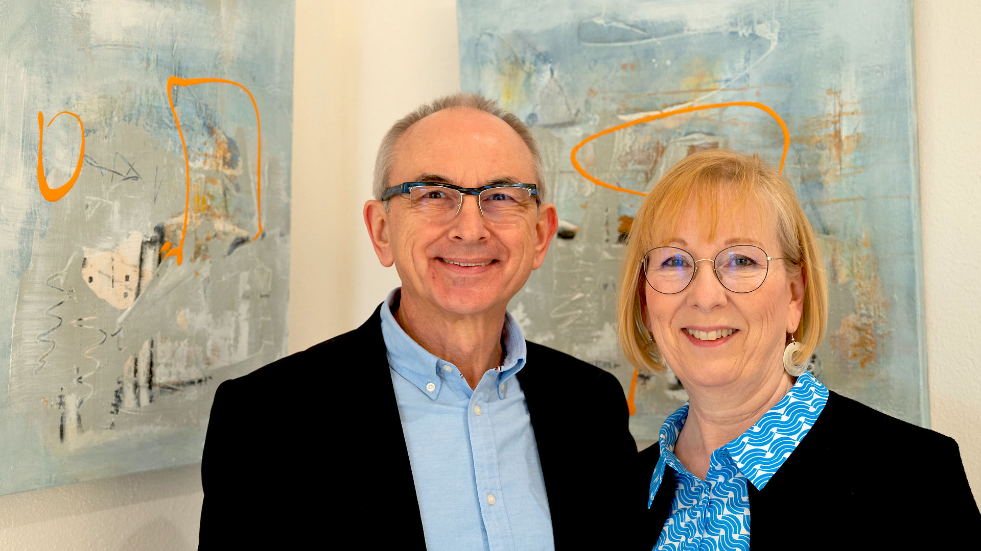 Künstler-Ehepaar Anita und Philip Ian Pearce aus Witten vor ihren Bildern in der Birschel-Mühle in Hattingen. (Foto: Daniel Pearce)