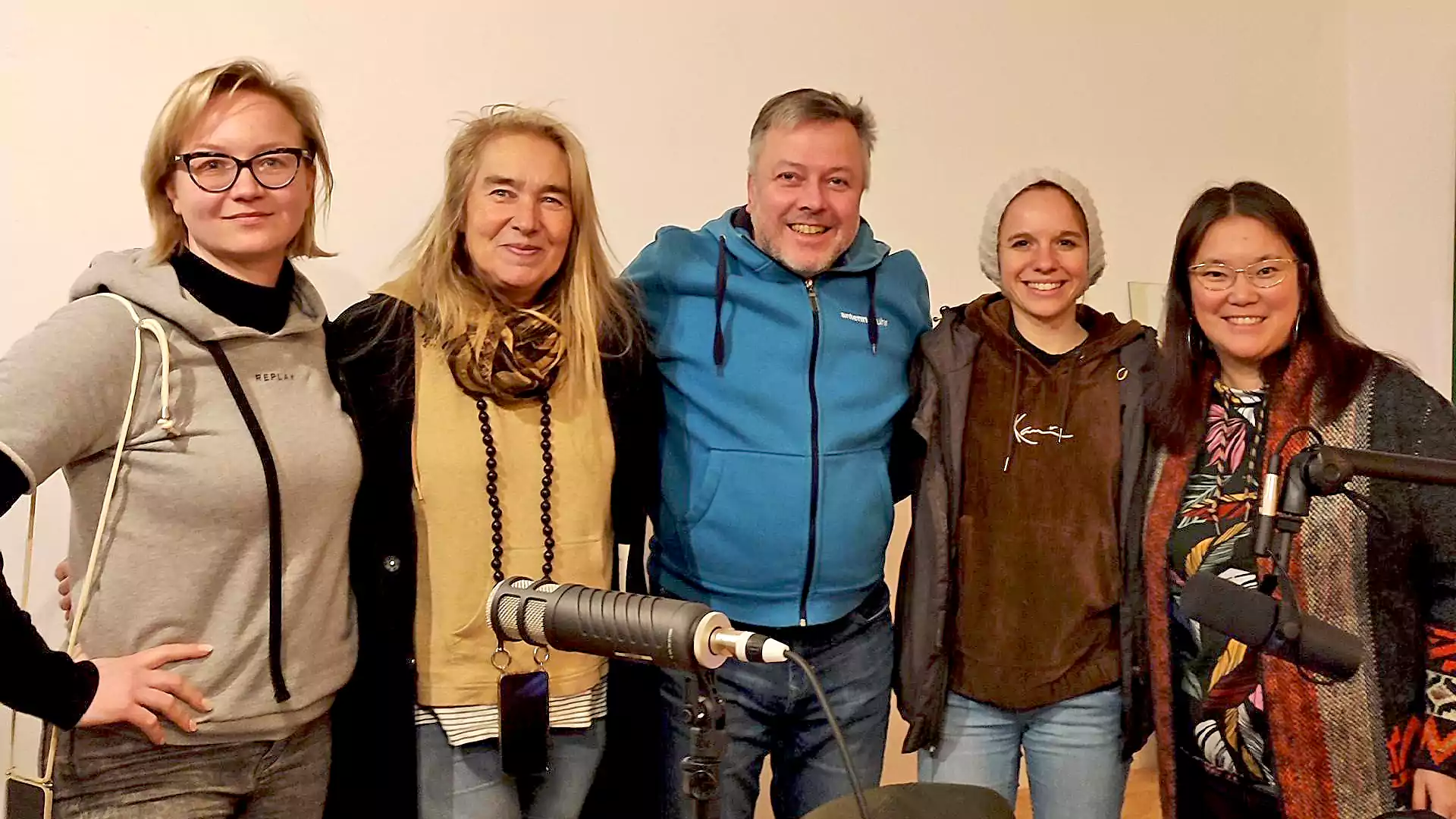 Nataliya Koschel, Vorsitzende beim Integrationsrat Witten (l.), Kati Glathe, Marek Schirmer, Karla Kestner von „migration_miteinander e. V.“, Miriam Venn vom „Caritasverband Witten“ (r.)