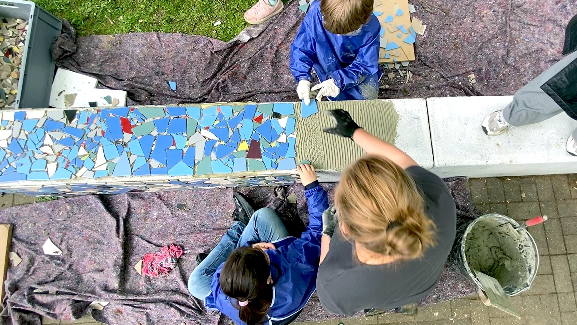 Kinder gestalten Mosaik-Bänke im Breddegarten in Witten