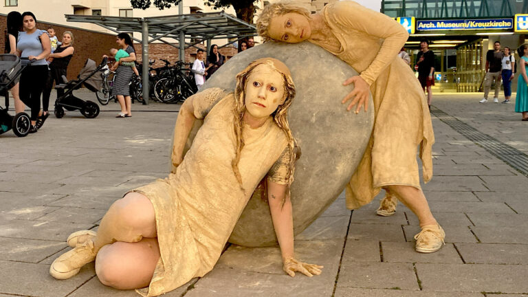 Das Theater Titanick präsentierte in Herne bei der "ExtraSchicht 2023" die Performance "Steinzeit hautnah" (Foto: Marek Schirmer)